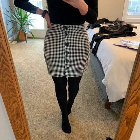 H&M Dresses & Skirts - H&M Black and White Gingham Short Skirt